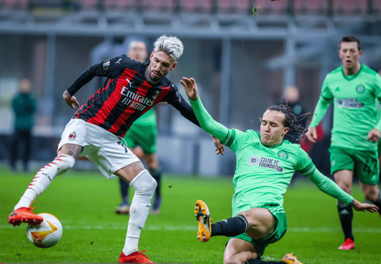 冲刺阶段阿贾克斯调整名单以备意甲；状态回暖环节打磨；球迷炸锅；医务组通报恢复